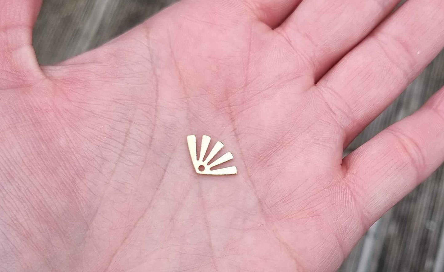 Brass Mini Fan Charm - 10 pcs, 2 colours