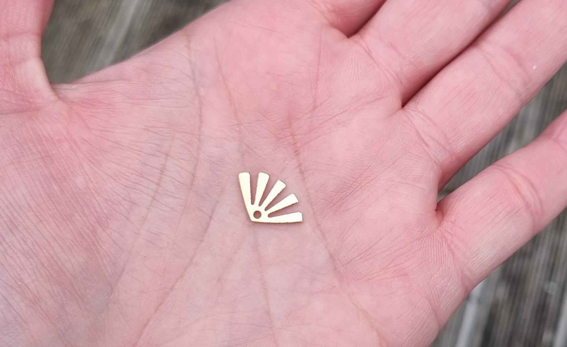 Brass Mini Fan Charm - 10 pcs, 2 colours